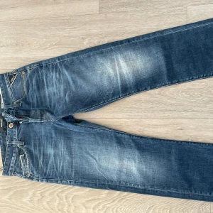 Replay Jeans ”WAITOM” - Säljer dessa trendiga replay jeansen då dom va för små runt midjan för mig. Endast testar helt nya. Kostar 1699kr  Mitt pris 1199kr Storlek: 29W 30L Regular fit