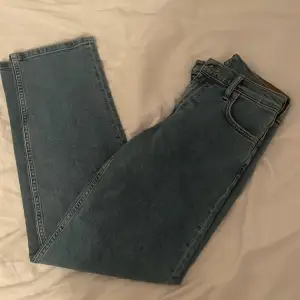 Jätte fina low waist straight jeans ifrån lee som aldrig blivit använda. Orginal pris: 1200kr, säljer för 250!! Köpare står för frakt.