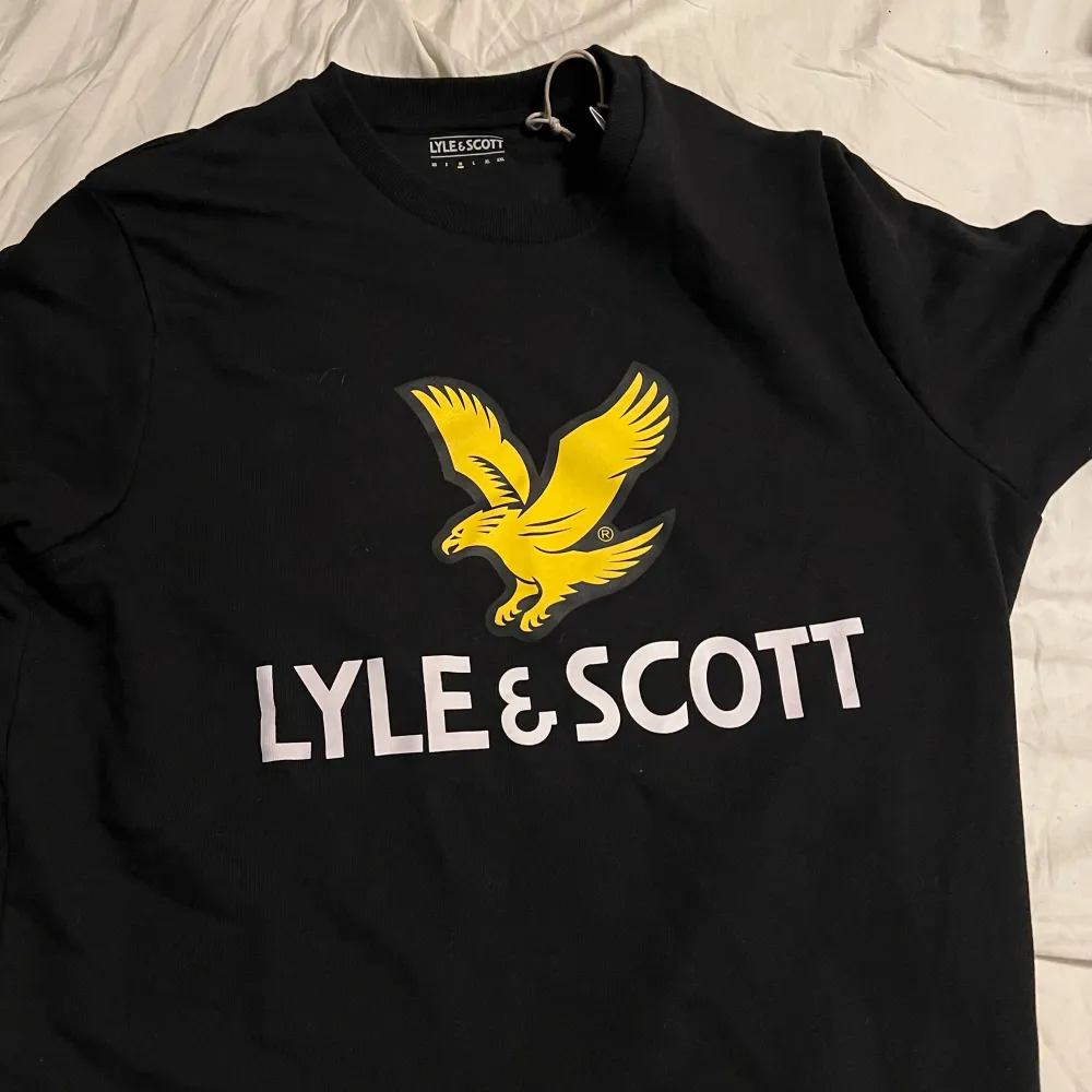 En helt ny Lylen scott tröja. Aldrig använts. Pris kan diskuteras!. Säljer för att den är för stor.. Hoodies.