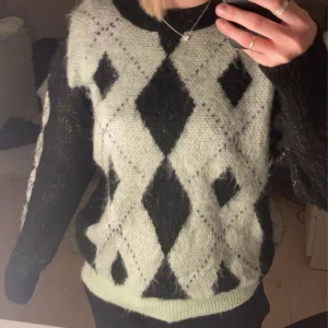 Stickad tröja - Supermysig stickad tröja med mönster.  Använd ca 3 gånger.💕