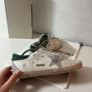 Golden goose skor - En par golden goose i grymt skick! Både box och dustbag medföljer vid köp🙌