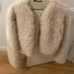 Päls jacka - Sååå snygg jacka😍😍 passar till allt och kommer va så snygg till en sommarkväll❤️ säljer då den ej har komiker till användning❤️prislappen finns kvar ❤️❤️ ordinarie pris 500❤️