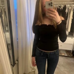  Volang topp  -  Jättefin volang topp säljer för jag behöver rensa mina kläder gå in och kolla mina andra kläder jag säljer💕