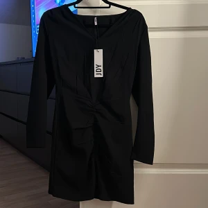 svart klänning - säljer denna klänningen som har en tight passform🖤 prislapparna kvar, så aldrig använd!! finns en dragkedja i ryggen🖤