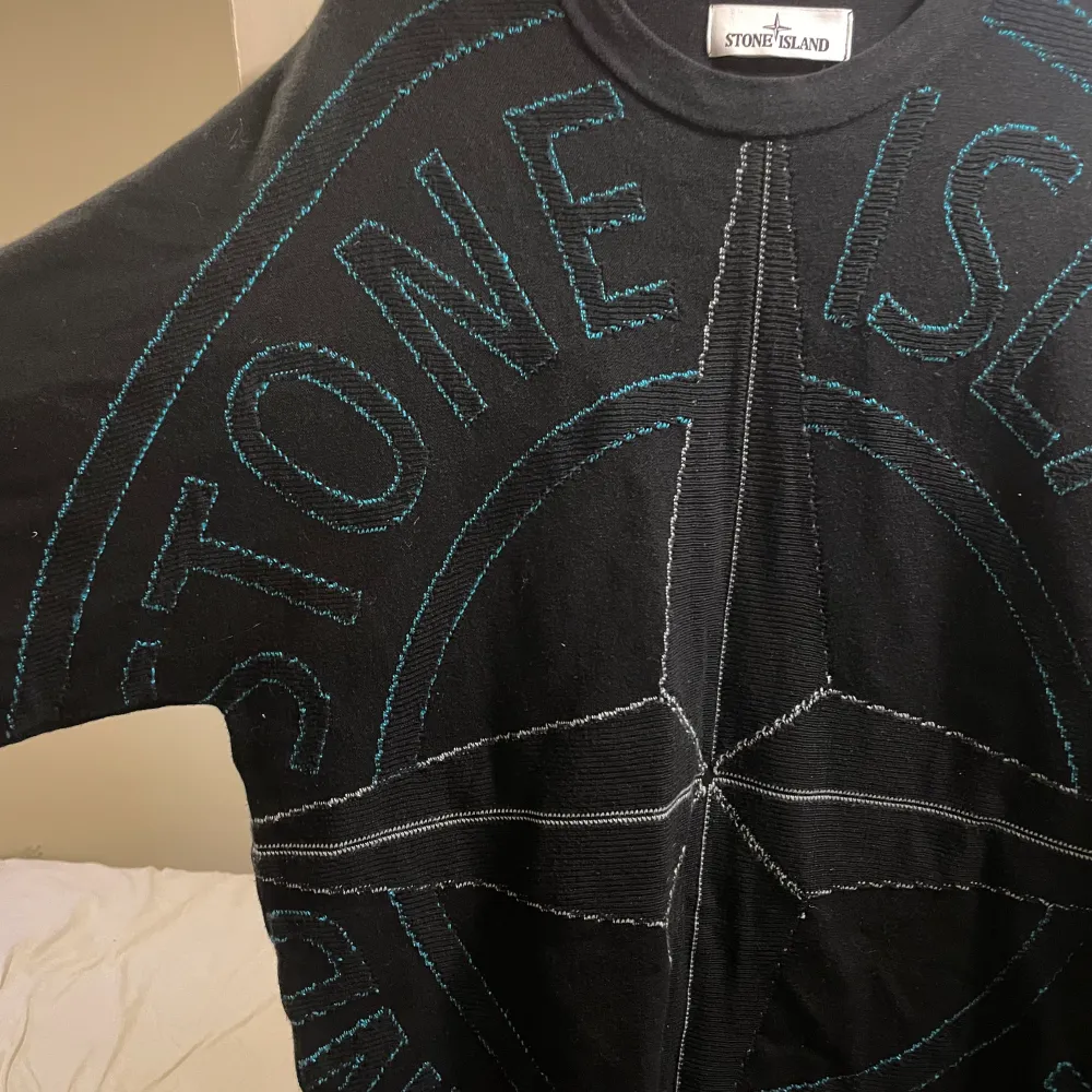 En stickad tröja från Stone Island Spring/Summer collection från 2022. Nypris: 5200 tags finns kvar. Tröjan är i nyskick. Tröjor & Koftor.
