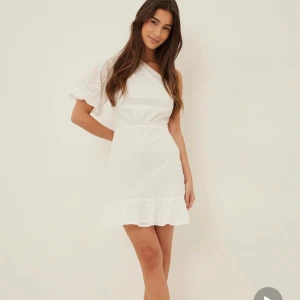 Studentklänning - Säljer denna super snygga klänningen från NAKD, storlek 34. Perfekt till studenten!