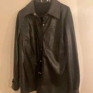 Jacka  - Tunn skinnjacka, använd 2 gånger. Oversized i storleken. 