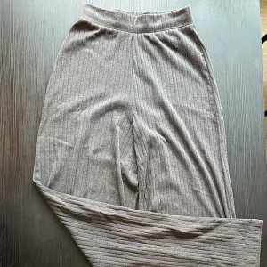 Even & odd byxor - Vida ribbade byxor från Even & odd. Byxorna är i fint skick och sitter jättefint på. 