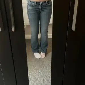 Fina Crocker jeans! Köpte på Sellpy men kommer aldrig till användning, jeansen har inga defekter. Dom är lite för korta för mig men syns inte jättemycket, jag är 162❤️