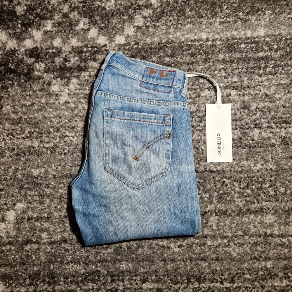 Tjena! Säljer ett par riktigt schyssta dondup jeans i modellen George. Skicket på jeansen är 9.5/10. Har du några frågor eller funderingar så hör av dig // IC_RESELL . Jeans & Byxor.
