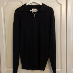 Ciszere tröja i storlek M - Svart half zip tröja från Ciszere i storlek M Skick 9/10, nypris 999kr