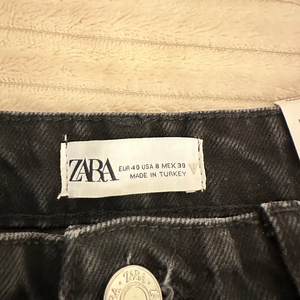 Jeans från Zara med hål i knäna. Aldrig använda därav prislapp kvar. De är långa i benen och har en fin svart washed färg. Storlek 40🖤. Jeans & Byxor.