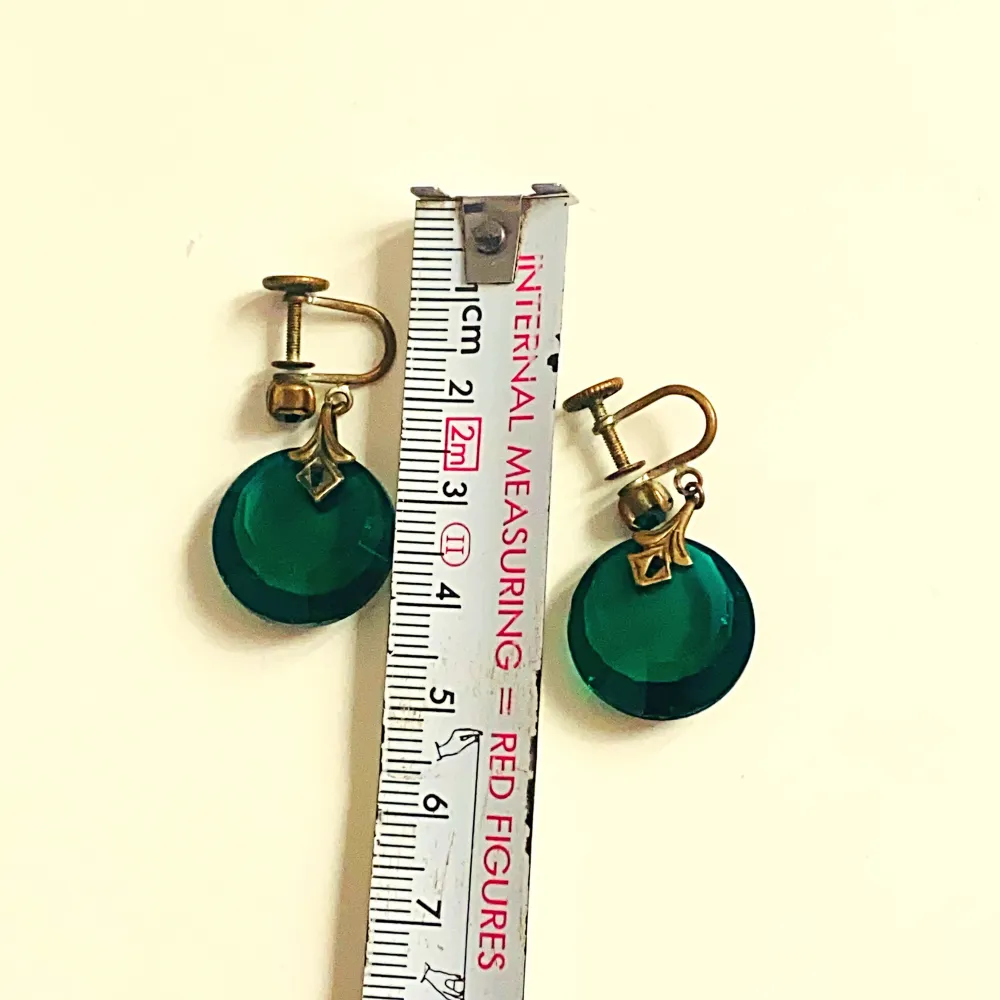 Vintage örhängen med slipat glas i smaragdgrönt Skruvlås på örhängena. Accessoarer.