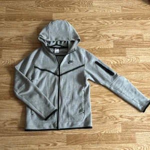 Nike tröja  - Storlek S Säljer då den är för liten för min kille. Inga fel alls på den, kan skickas fler bilder vid intresse. 