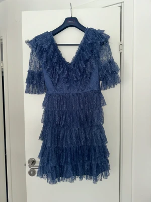 Klänning By Malina - En blå klänning i storlek S från By Malina. Använd vid endast ett tillfälle och har inga defekter. Nypris 2800 säljer nu för endast 1100 kr + frakt kostnaden. Klänningen är i spets och har vollanger.