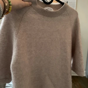 Other stories stickad tröja - Köptes i oktober 2023 använt några få gånger. Säljer pågrund av att jag inte använder den längre. Köpte tröjan i affären här i Stockholm för 790kr och säljer för 500kr 