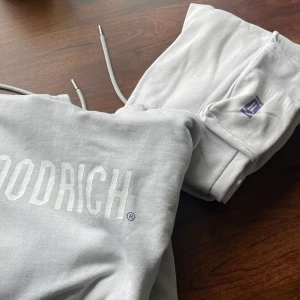Hoodrich set  - Grått Hoodrich set i strl S. Köpta på JD sports för totalt 1300kr. 
