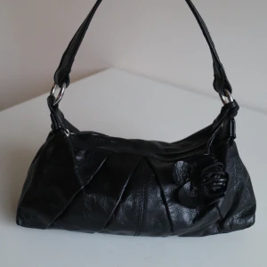 Leather bag - Condition 10/10, no damage. Genuine leather. 32 x 18 cm. Write for more photos. 