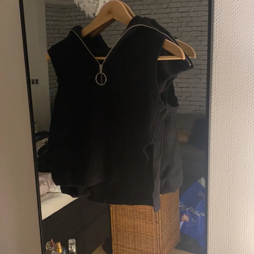 Sååå snygg väst från vero Moda som går ut lite på axlarna med en dragkedja, bara använd 1 gång och därför i nyskick. Den är storlek xs ungefär💕. Neuletakit & Villapaidat.