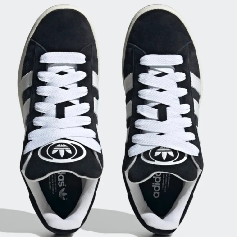 Helt nya svarta Adidas Campus 00’s i storlek 38 med boxen. Svarta skosnören medföljer. Super trendiga och snygga till alla outfits . Skor.