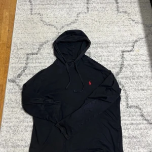 Polo tunn hoodie - Säljer nu min polo hoodie, den är väldigt tunn så den passar väldigt bra till detta vädret. Den är jättefin och passar med mycket, den är nästan som ny, ett lite lite hål som är vid armen men den är så liten att den inte ens syns, storlek S/M