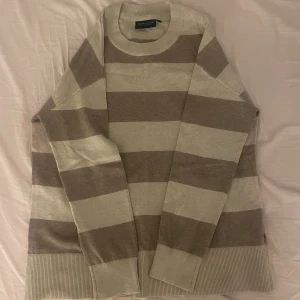 Lexington brun striped tum långarmad  - Storlek XS, aldrig använd, jätte fin stickad med en fin brun o beige färg💞