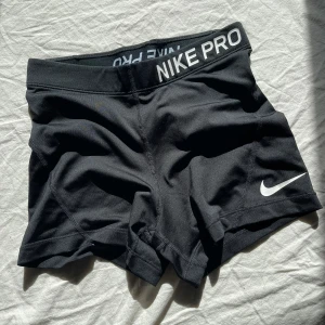 Nike shorts  - Shorts från Nike använda men i fint skick. 