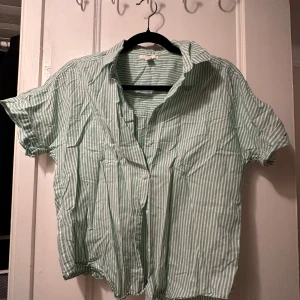 Randig skjorta - Använd, men i bra skicka. Behöver strykas. 