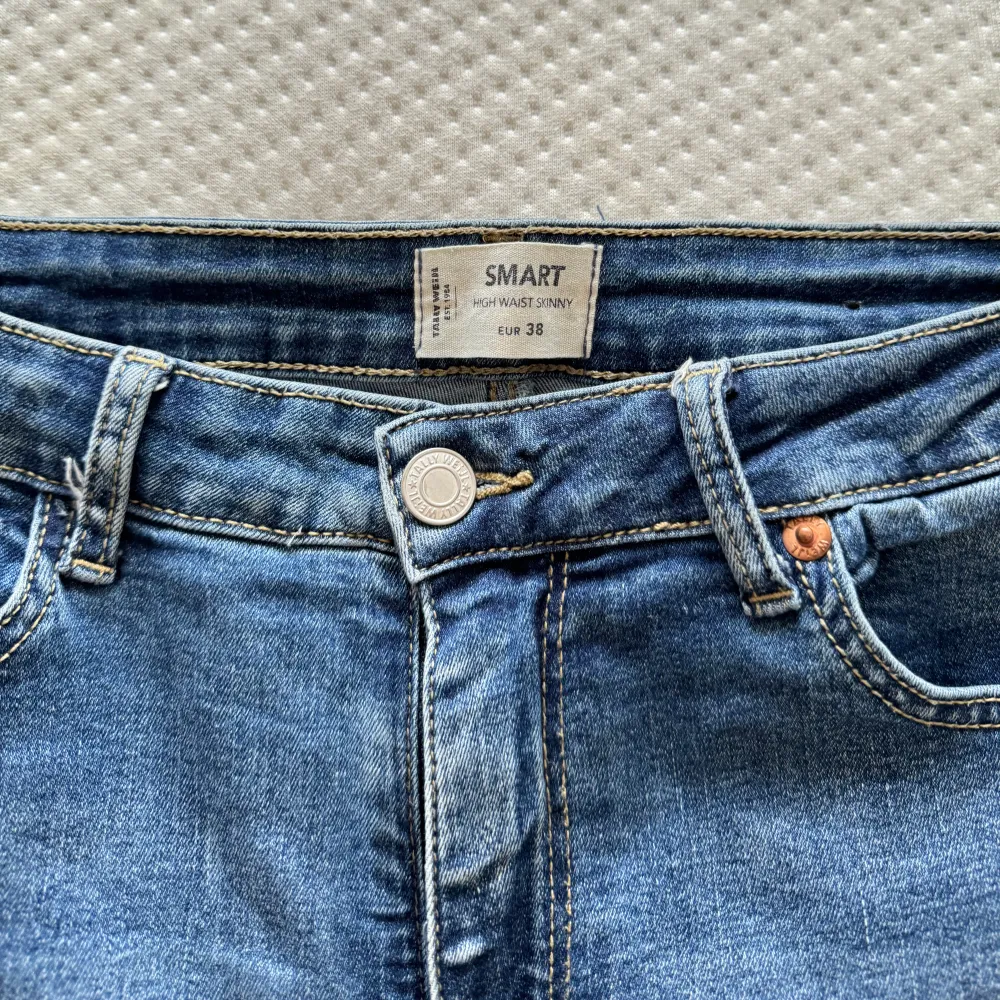 Säljer dessa snygga jeans ifrån tally weilj. Väldigt stretchiga, storlek 38. Går ända ner till fötterna på mig (är 177cm) ❤️‍🔥. Jeans & Byxor.