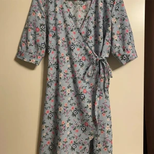 Underbar sommarklänning  - Säljes i fint skick.  Strl s. Knytmodell