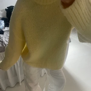 Gul stickad tröja  - Super fin endast använd fåtal gånger☀️från Gina. Pris kan diskuteras 