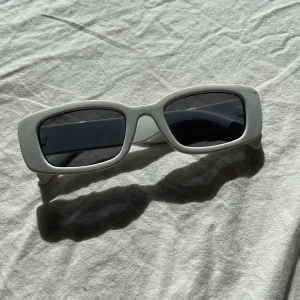 Solglasögon  - Från HM, ej använda. 