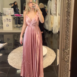 Balklänning - Supersnygg och skön balklänning. Lite skrynklig tyvärr på bilden. Även fina rosetter på axlarna 🩷🩷