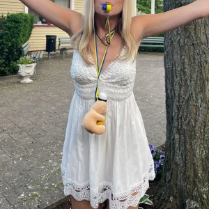 Studentklänning - Jag säljer min fina studentklänning. Den var så bekväm att ha på sin student 🩷 bara att skriva för fler frågor