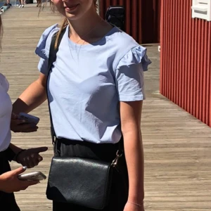 Tshirt från zara - Fin Tshirt från zara med volanger.