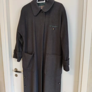 Damkappa av märket Loden - Hej! Säljer en kappa av märket Loden åt min mormor. Då den är stor i storleken är den aldrig använd.   Storlek 36 (stor i storleken) Gjord av alpackaull. Förmodar att den är gjord i Berlin.  https://www.robertwstolz.com/collections/loden-coats-1