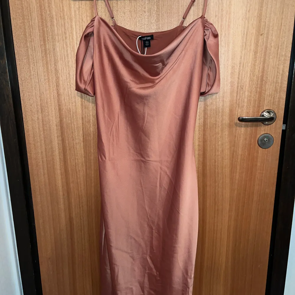 Ny klänning från Boohoo med prislapp kvar. Klänningen har slits.. Klänningar.