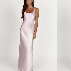 Ny med prislapp! Balklänning från meshki - Rosa klänning i satin från meshki! Säljes pga dyra fraktkostnader för retur och jag har bestämt mig för en annan klänning! Betalade 990kr ink frakt  Klänningen har dubbla tyger och är  inte genomskinlig! Sitter så fint mot kroppen, normal i storlek❤️