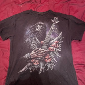 Vintage Spiral Direct t shirt XL - As cool t shirt med print. Den är i nyskick och endast provad 