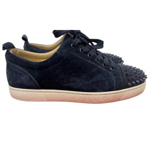 Louboutin skor - ”Louboutin spike skor” | skick 9/10 | storlek 42 | Nypris 9199kr vårt pris 5199 | allt og ingår inklusive kvitto och extrasnören 📦 |   Skriv vid eventuella frågor eller funderingar 