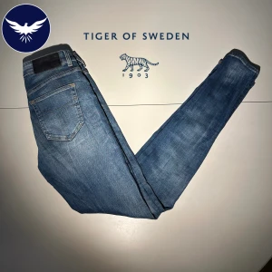 Tiger of sweden jeans - Ett par tiger of sweden jeans i den populära modellen slight | färgen är DOLORES |  skicket är 9/10 mycket fint skick | modellen är 178 och väger 67 kg 