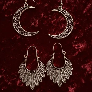Två par nya örhängen Hippie Bohochic Bohemisk Orientalisk Vintagelook Retro Repro Indisk Orientalisk Alternatov Fynd  Smyckespaket  - Två par nya och oanvända örhängen. För dig med hål i öronen.   Rikt utsirade. Vintage/boholook.   Guldfärgade. (Mer än jag lyckats fånga på bild.)  Halvmånar 6 cm långa, 3 breda. Fjädrar 5 cm långa, 3,2 breda. Lätta att bära.   Säljs som par.