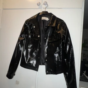 Skinnjacka - Glänsande skinn jacka storlek 32 men passar xs ☺️