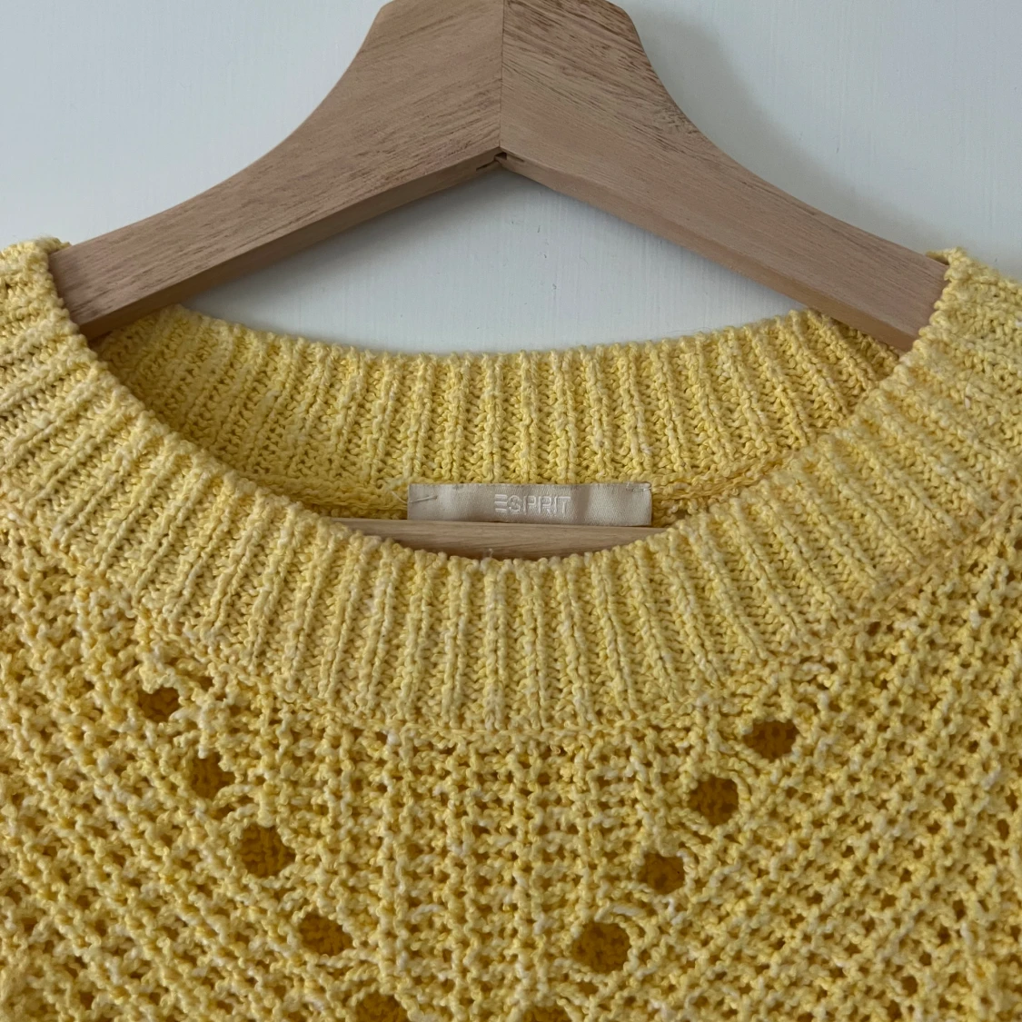 Gul stickad tröja - 90