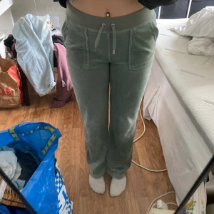 Juicy byxor - Olivfärgade juicy byxor. Mycket bra skick, enda defekten är att en av metallplupparna på snörerna har ramlat av (se bild)