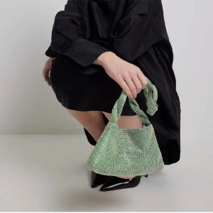 Glittrig väska - Superfint skick! Från NA-KD Nypris: 599kr Säljer för 300kr + frakt💗