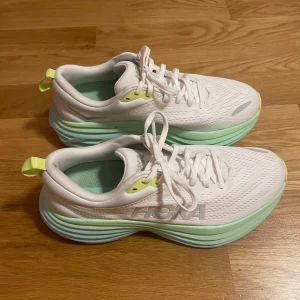Hoka bondi 8 - Hej! Hoka bondi 8, stl 40, säljes då passformen inte passade mig. Endast använda 2 gånger och i nyskick bortsett från lite smuts under skon. Hör av dig vid frågor eller intresse och kontakta mig innan du klickar på ”köp nu” ❤️