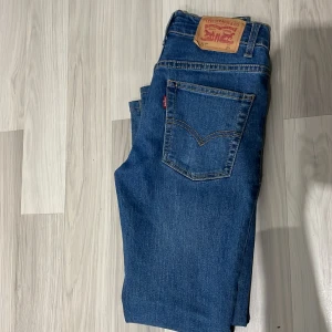 Levis jeans 511  - 10/10 skick inga defekter storlek w26. Mitt pris 300kr nu priss cirka 1000kr