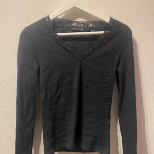 Tröja med spets - Tröja med spetsdetaljer ifrån Vero Moda. Storlek M, använd 1-2 gånger men passar tyvärr inte längre, annars superskön! Använd gärna köp nu 💗