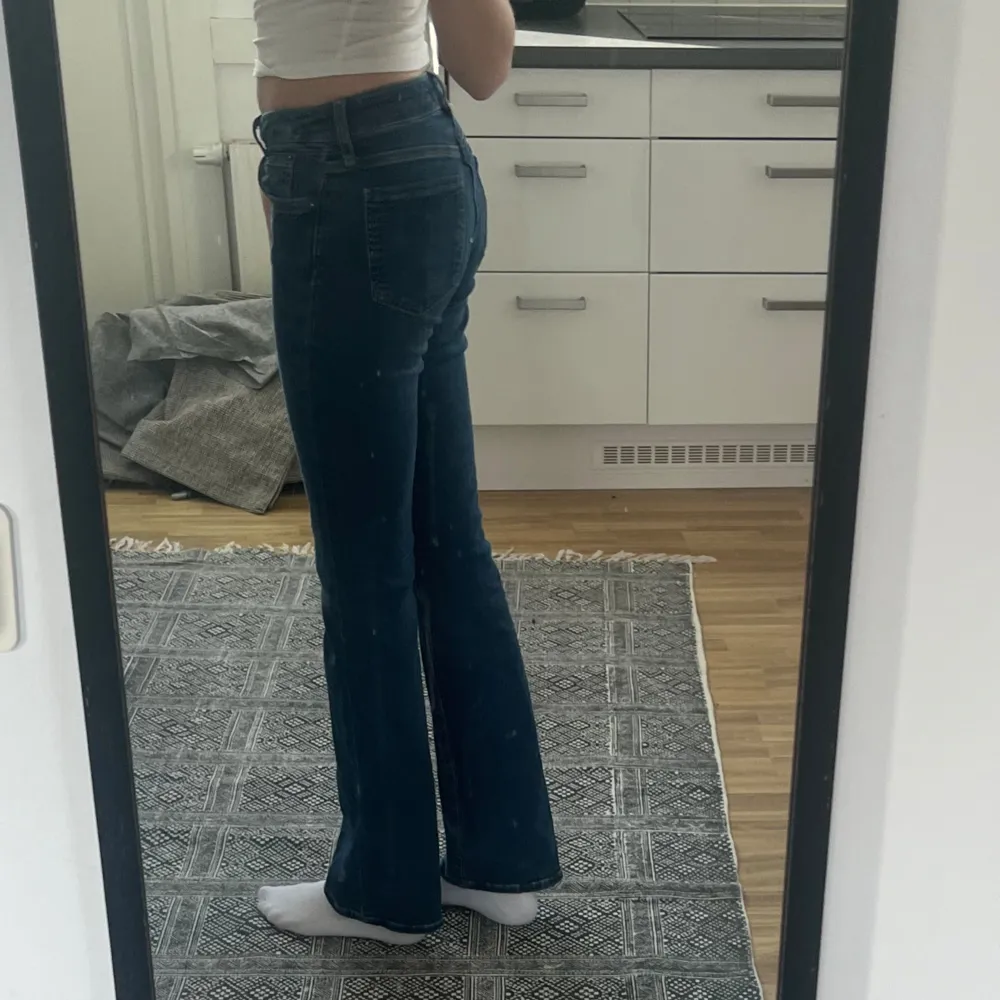 Jätte fina jeans från zara som inte längre säljs, säljer då jag inte får någon användning☺️ Passar mig i längden som är 173. Jeans & Byxor.